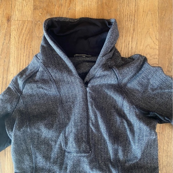 Lululemon Half zip, zip pocket, thumb holes and foldable to mitten size 4 - Picture 3 of 8